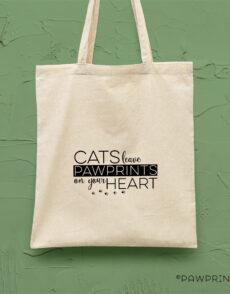 Fijne tas van 100% ecologisch geteeld katoen, met een leuke katten quote: Cats leave pawprints om your heart. Hier wil je gezien mee worden!