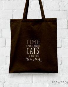 Stoere zwarte tas van 100% ecologisch geteeld katoen, met een leuke katten quote: Time spent with cats is never wasted, en zo is het maar net.